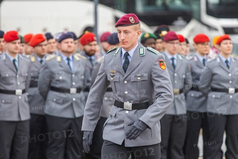 Public roll call of the Army Officers' School on Theatre Square: Bundeswehr honours and bids farewell to young soldiers, Dresden, Saxony, Germany, Europe