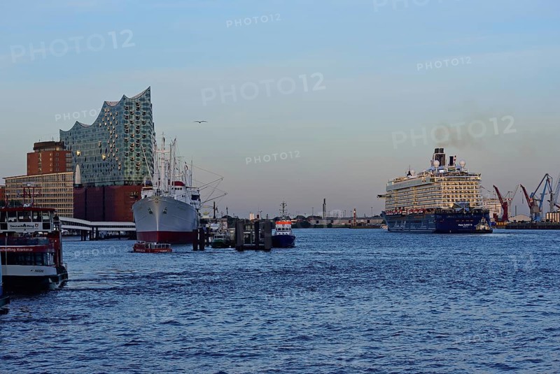 Germany, Hamburg, HafenCity, view to Elbe Philharmonic Hall, Hamburg's new concert hall, glass facade, museum ship Cap San Diego, former cargo ship, Mein Schiff 6, arriving, evening light, Hamburg, Hamburg, Federal Republic of Germany, Europe