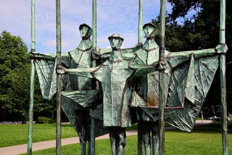 Europe, Germany, Hanseatic City of Hamburg, Ottensen district, Altonaer Balkon, bronze sculpture by Gerhard Brandes The three fishermen from 1968, Europe