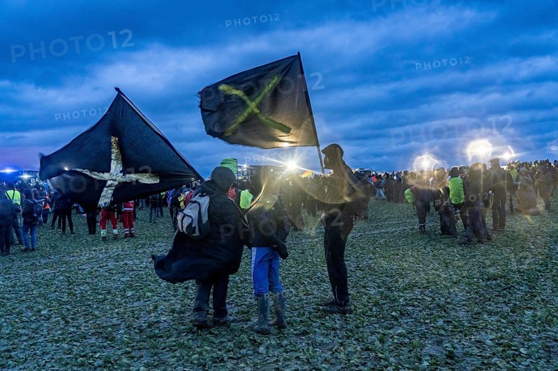 Violent clashes between thousands of demonstrators and the police, after a demonstration against the demolition of the brown coal village of Lützerath, the demonstration participants try to get to the rest of the village, Lützerah, and storm it, the police prevent this with a large contingent of forces, Erkelenz, North Rhine-Westphalia, Germany, Europe