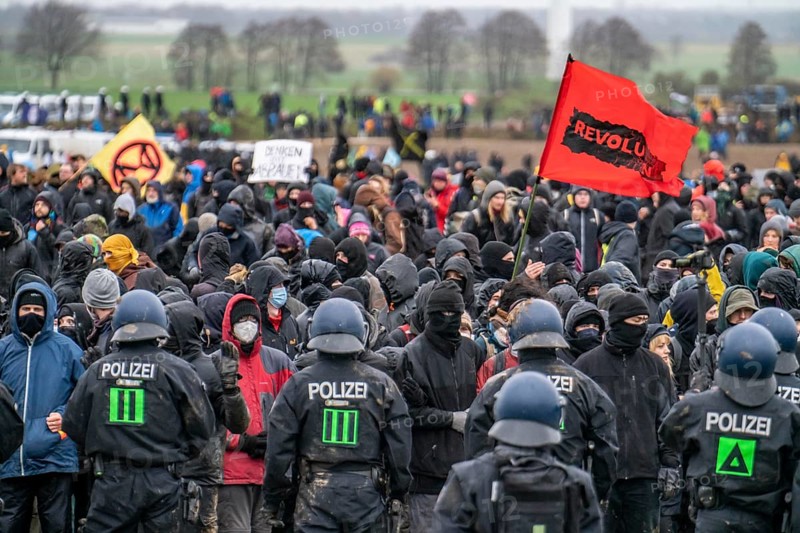 Violent clashes between thousands of demonstrators and the police, after a demonstration against the demolition of the brown coal village of Lützerath, the demonstration participants try to get to the rest of the village, Lützerah, and storm it, the police prevent this with a large contingent of forces, Erkelenz, North Rhine-Westphalia, Germany, Europe