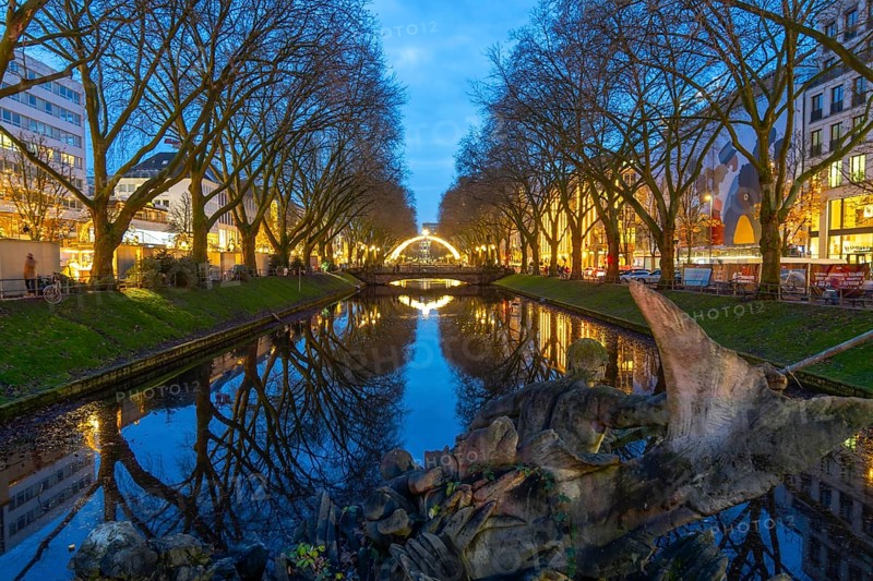 Christmas market, on Königsallee, Kö, Stadtgraben pond, Tritonenbrunnen fountain, Christmas lights, in the city centre of Düsseldorf, North Rhine-Westphalia, Germany, Europe