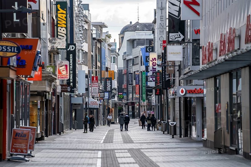 Effects of the coronavirus crisis, empty shopping street, around 1400 hours on Saturday, normally thousands of people go shopping here at this time, Hohe Straße in Cologne, Germany, Europe