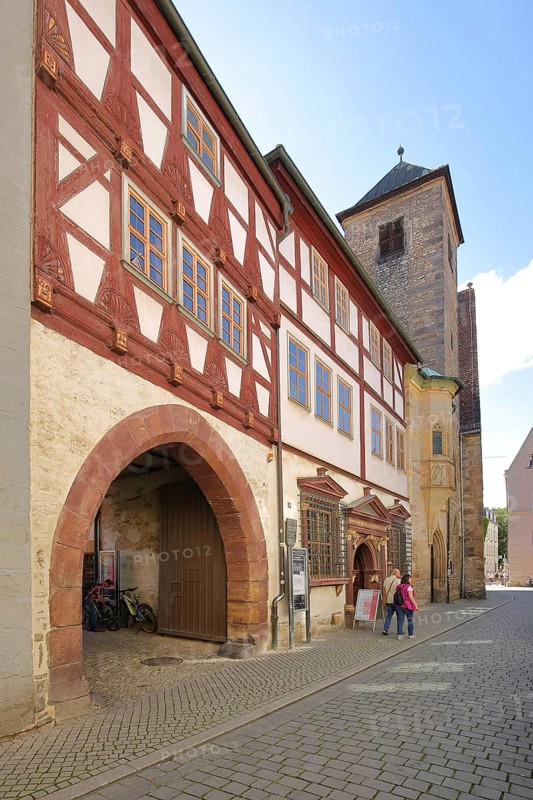 Restaurant Haus zum Güldenen Krönbacken and St Michael's Church, half-timbered house, archway, Erfurt, Thuringia, Germany, Europe