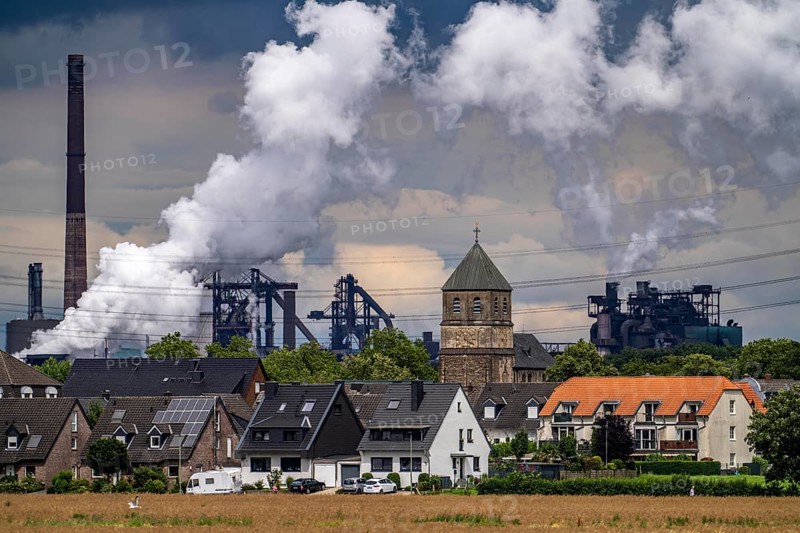 Hüttenwerke Krupp-Mannesmann, HKM in Duisburg-Hüttenheim, 2 blast furnaces, coking plant, residential buildings in Duisburg-Mündelheim, extinguishing cloud of the coking plant, North Rhine-Westphalia, Germany, Europe