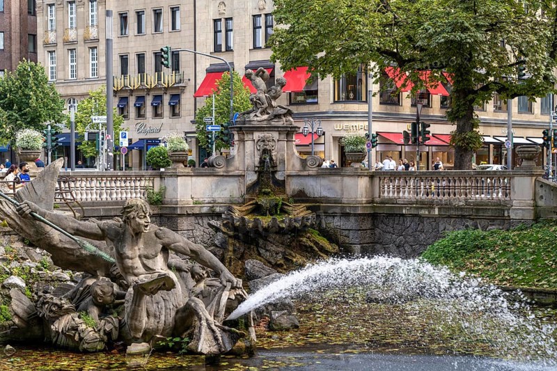 Königsallee, Kö, Tritonenbrunnen am Stadtgraben, luxury shops, jewellers, Tiffany & Co., Chopard Boutique, Wempe, in the city centre of Düsseldorf, North Rhine-Westphalia, Germany, Europe