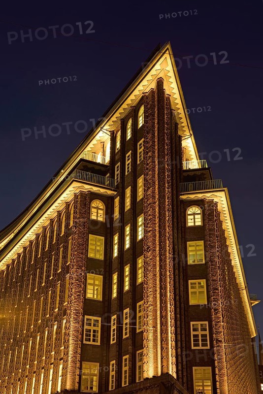 Europe, Germany, Hamburg, City, Kontorhausviertel, Chilehaus, clinker brick facade, built 1922 to 1924 by Fritz Höger, World Heritage Site, night, gable end, Europe