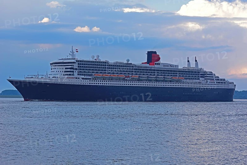 Europe, Germany, Hamburg, Elbe, passenger ship Queen Mary 2 leaves Hamburg, cloudy sky, romantic atmosphere, evening light, Europe