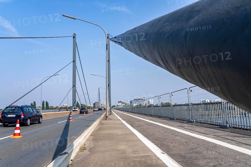 The Theodor-Heuss-Bridge, Rhine crossing, cable-stayed bridge, first road bridge of the so-called Düsseldorf bridge family, is dilapidated, concrete damage, closed to vehicles over 30 tonnes total weight, planning of a new replacement has started, Düsseldorf, North Rhine-Westphalia, Germany, Europe