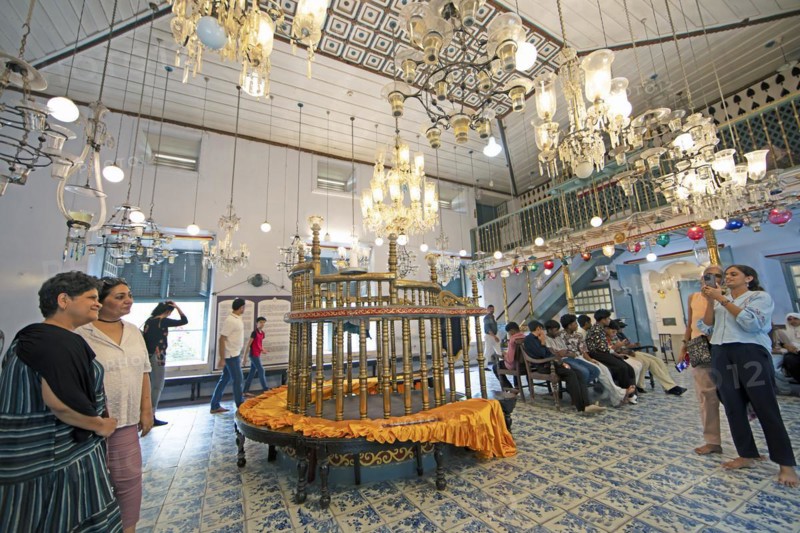 Indian visitors in the interior of the Paradesi Synagogue, Matancherry, Jewish Town, Kochi, Kerala, India, Asia