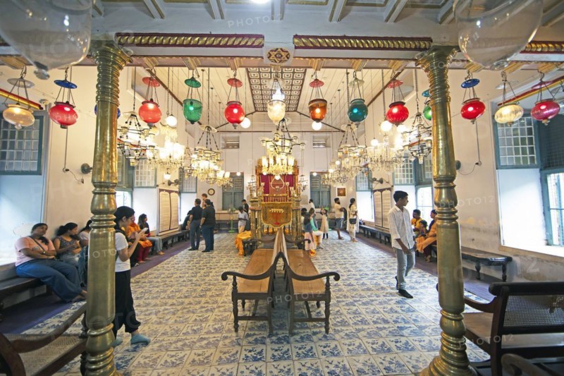 Indian visitors in the interior of the Paradesi Synagogue, Matancherry, Jewish Town, Kochi, Kerala, India, Asia