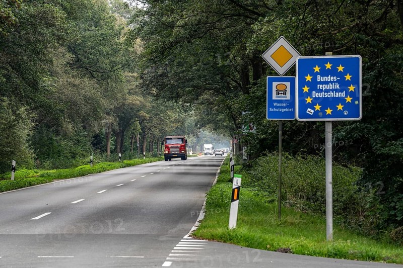 The so-called Green Border, near Straelen, between Germany and the Netherlands, country road, B58, Dammerbrucher Straße, first day of intensified border controls against irregular migration, traffic runs normally as usual, North Rhine-Westphalia, Germany, Europe