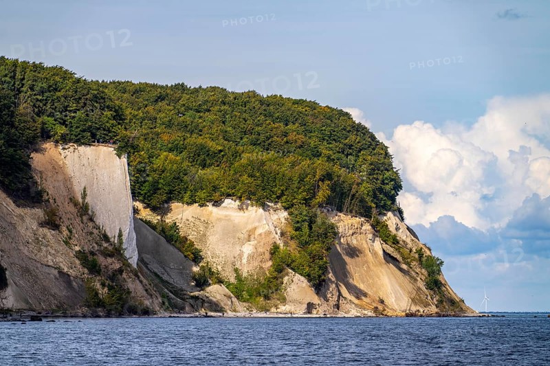 The chalk cliffs of Rügen, cliffs of the Stubbenkammer, in the Jasmund National Park, view of the Baltic Sea and the chalk cliffs coast, between Sassnitz and Lohme, Mecklenburg-Western Pomerania, Germany, Europe