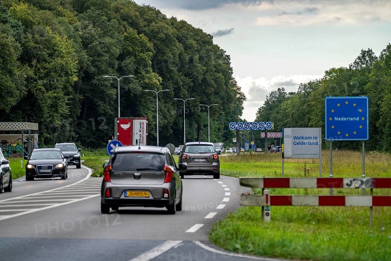 Green border, border crossing without controls, near Kranenburg, federal road B9, in NL N325, from Germany to the Netherlands, North Rhine-Westphalia, Germany, Europe