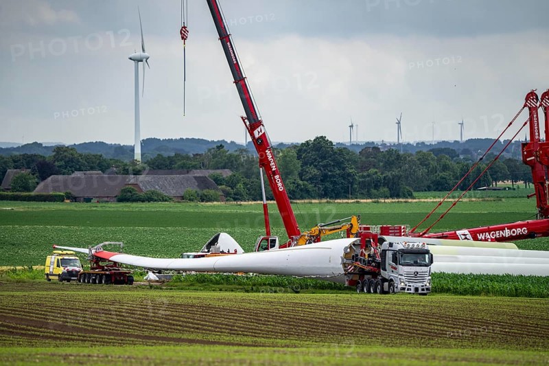 Transport of a 70 metre long rotor blade, construction of a wind power plant in a wind farm near Issum, 9 older wind turbines from the manufacturer Enercon (model series E-58), which have been in operation for over two decades, are being replaced by a total of four Enercon E-160 turbines, under construction, with a total output of 22 megawatts, Lower Rhine, North Rhine-Westphalia, Germany, Europe
