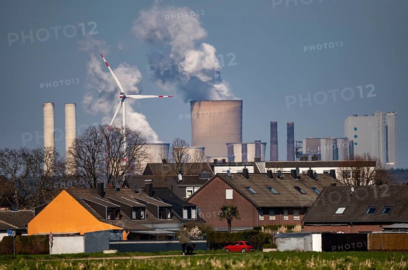 View over the village of Berrendorf-Wüllenrath, part of Elsdorf, to the Neurath lignite-fired power station operated by RWE Power AG