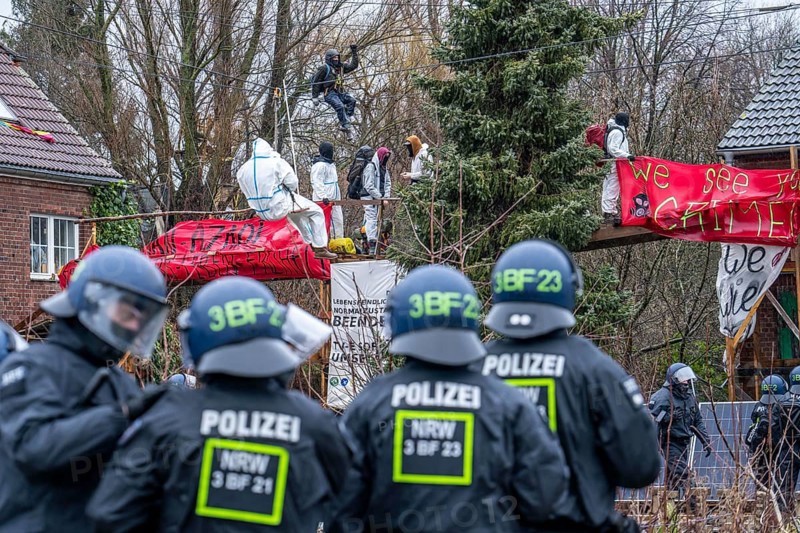 2nd day of the eviction of the Lützerath hamlet, occupied buildings of the former farm, by climate activists at the Garzweiler 2 opencast lignite mine, by the police, Erkelenz, North Rhine-Westphalia, Germany, Europe