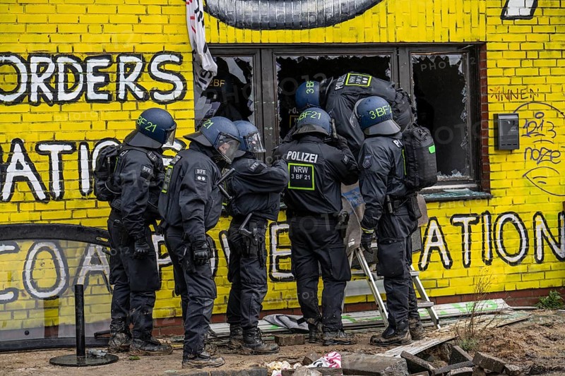 2nd day of the eviction of the Lützerath hamlet, occupied buildings of the former farm, by climate activists at the Garzweiler 2 opencast lignite mine, by the police, Erkelenz, North Rhine-Westphalia, Germany, Europe