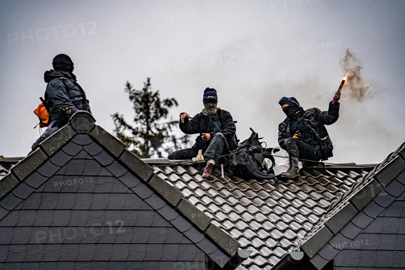 2nd day of the eviction of the Lützerath hamlet, occupied buildings of the former farm, by climate activists at the Garzweiler 2 opencast lignite mine, by the police, media, Erkelenz, North Rhine-Westphalia, Germany, Europe