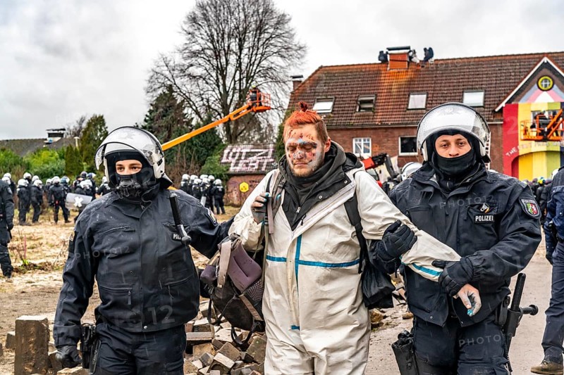 2nd day of the eviction of the Lützerath hamlet, occupied buildings of the former farm, by climate activists at the Garzweiler 2 opencast lignite mine, by the police, Erkelenz, North Rhine-Westphalia, Germany, Europe