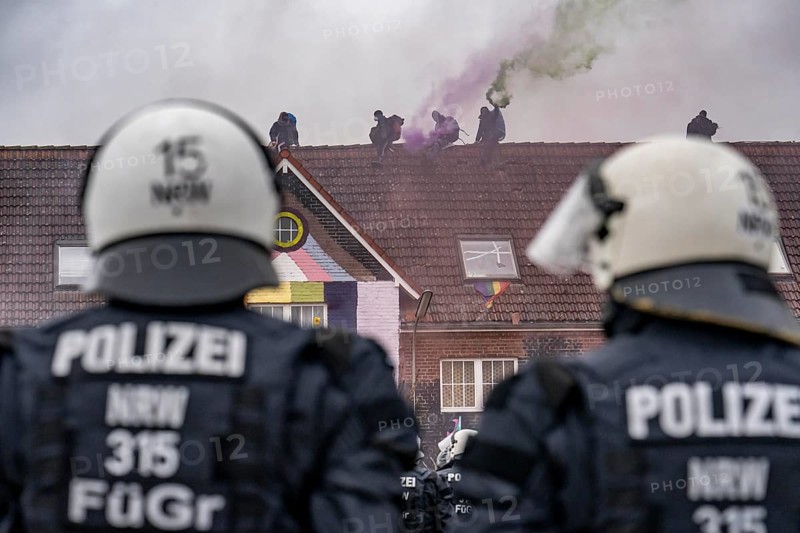 2nd day of the eviction of the Lützerath hamlet, occupied buildings of the former farm, by climate activists at the Garzweiler 2 opencast lignite mine, by the police, Erkelenz, North Rhine-Westphalia, Germany, Europe