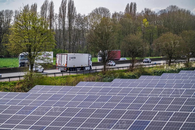 Solar park near Neukirchen-Vluyn, along the A40 motorway, over 10, 000 solar modules spread over 4.2 hectares, generating 6 million kilowatt hours per year, North Rhine-Westphalia, Germany, Europe
