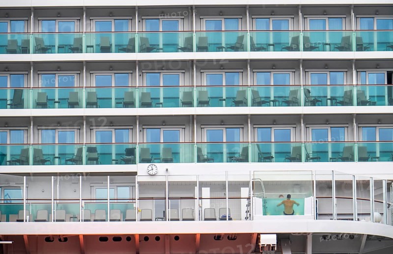 Cruise ship Iona of the British shipping company P&O Cruises, the largest cruise ship ever built in Germany, 17 passenger decks, 2600 cabins for 5200 passengers, one of 18 outdoor whirlpools, transparent, the ship is fuelled with liquid gas