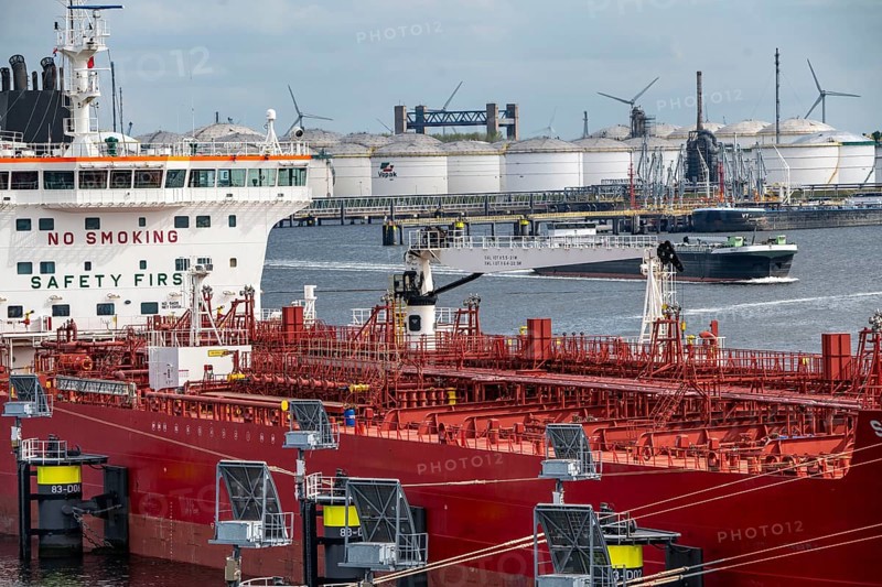 Petroleumhaven, Vopak Terminal Europoort, crude oil tank farm, over 99 large tanks, and 22 loading terminals for overseas and inland vessels, Europoort Port of Rotterdam, Netherlands
