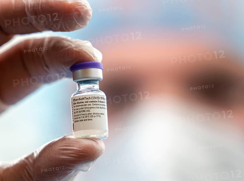 Start in the vaccination centre for corona vaccinations, in a hall of Messe Essen, for people over 80 years of age who do not live in nursing homes, preparation of the Pfizer-Biontech vaccine, ampoule with the vaccine, vaccination lines for a daily vaccination of up to 2400 people, operated by the Association of Statutory Health Insurance Physicians, Essen, North Rhine-Westphalia, Germany, Europe