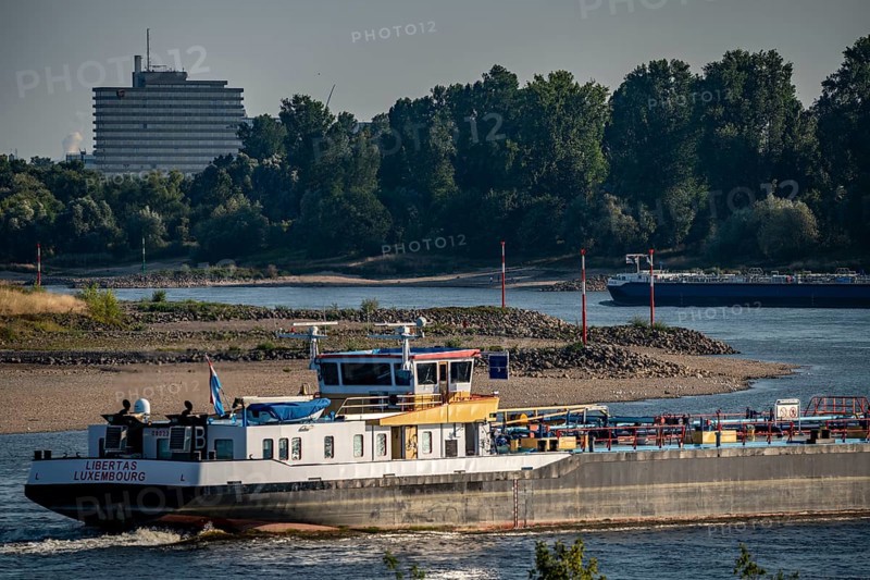 Rhine between Düsseldorf and Neuss, extremely low water, Rhine level at 47 cm, falling, barge in front of the sandbank, freighters may only travel with very reduced cargo and very slowly, North Rhine-Westphalia, Germany, Europe