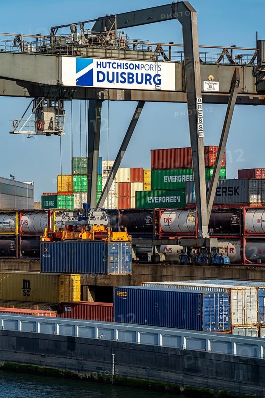 Port of Duisburg Ruhrort, Container freighter being loaded and unloaded at DeCeTe, Duisburg Container Terminal, Duisport, Duisburger Hafen AG, Duisburg, North Rhine-Westphalia, Germany, Europe