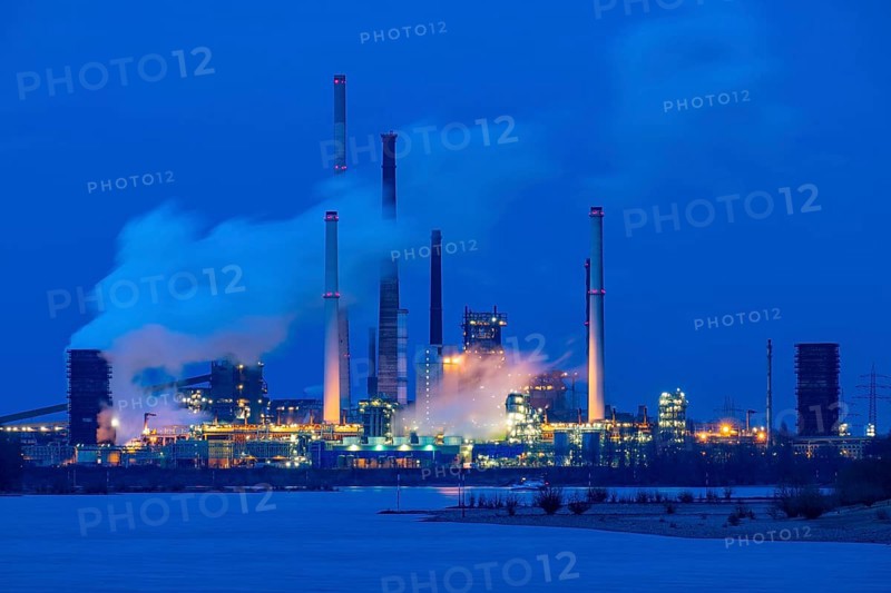 Rhine near Duisburg Bruckhausen, Marxloh, Thyssenkrupp Steel steelworks, blast furnaces, sintering plant, Schwelgern coking plant, Duisburg, North Rhine-Westphalia, Germany, Europe