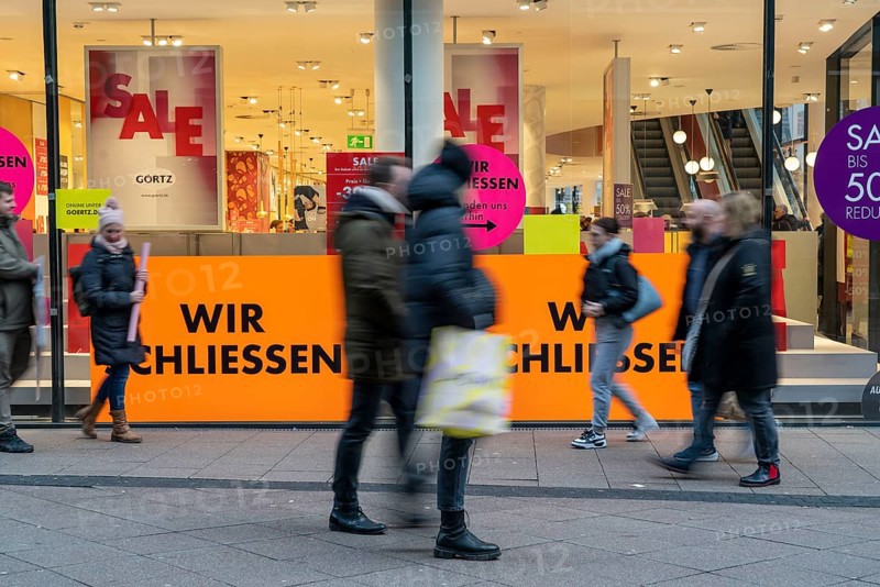 Shopping street, pedestrian zone, shoe shop closes, clearance sale, business closure, Limbacher Straße, Essen, North Rhine-Westphalia, Germany, Europe