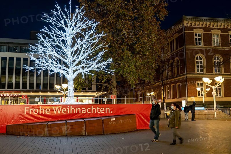 The city centre of Duisburg, shopping street Königstraße, on the day of the opening of the Christmas light decoration, usually also of the Christmas market, which remained closed due to the 2nd Corona crisis lockdown, empty shopping streets, masks compulsory in the city centre, Duisburg, North Rhine-Westphalia, Germany, Europe