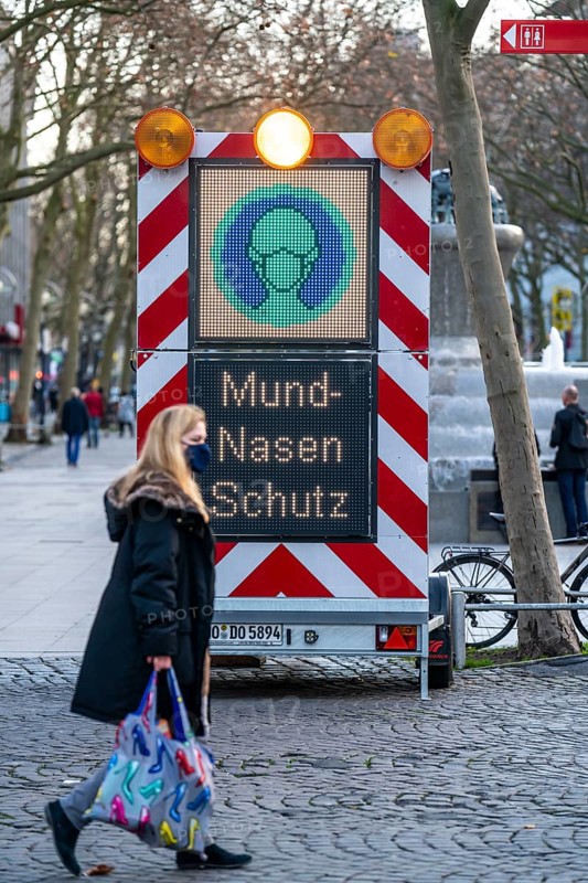 Sign, illuminated sign, on the obligation to wear a mask, shopping street Westenhellweg, shopping street, pedestrian zone, full, many people shopping, during the second lockdown in the Corona crisis, Dortmund, North Rhine-Westphalia, Germany, Europe