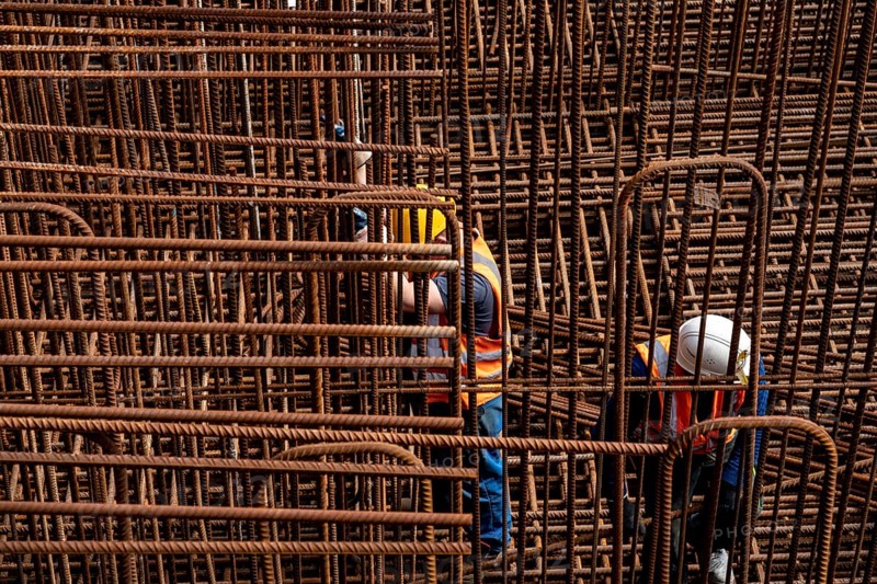Construction site, reinforced concrete construction site, workers erect a mesh of reinforcing bars, serves as reinforcement for reinforced concrete parts, such as a bridge foundation here, North Rhine-Westphalia, Germany, Europe