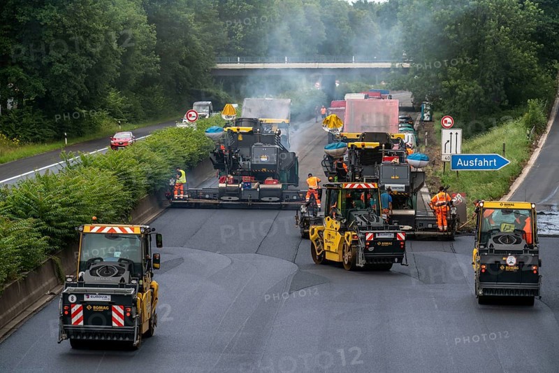 Renewal of the road surface on the A40 motorway between the Kaiserberg junction and Mülheim-Heißen, in the direction of Essen, over a length of 7.6 kilometres, with whisper asphalt, so-called open-pored asphalt, 10-day closure of the motorway, North Rhine-Westphalia, Germany, Europe