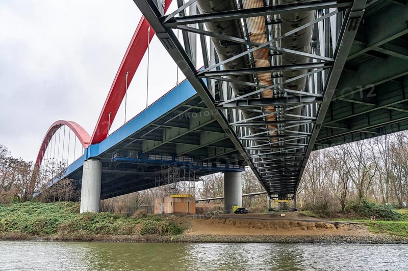 Dilapidated A42 motorway bridge (red arches) over the Rhine-Herne Canal, with massive structural damage, totally closed for the next few months, between the Bottrop-Süd and Essen-Nord junctions, probably for HGVs until a new bridge is built, North Rhine-Westphalia, Germany, Europe