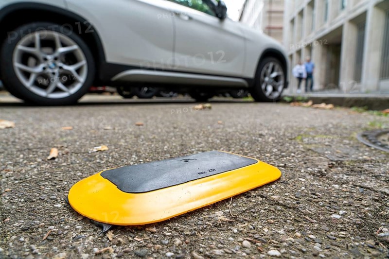 Sensors for car park occupancy for smart poles, intelligent street lamps, test run, EON and the city of Essen test lanterns that measure environmental data, provide electricity for electric cars, are parking guidance systems, offer WLAN, are emergency call pillars and digital display panels, Essen, North Rhine-Westphalia, Germany, Europe