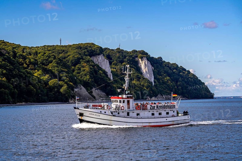 Excursion boat Jan Cox, round trip to the chalk cliffs of Rügen, viewing platform at the famous Königsstuhl rock formation, in the Jasmund National Park, view of the Baltic Sea and the chalk cliff coast, between Sassnitz and Lohme, Mecklenburg-Vorpommern, Germany, Europe