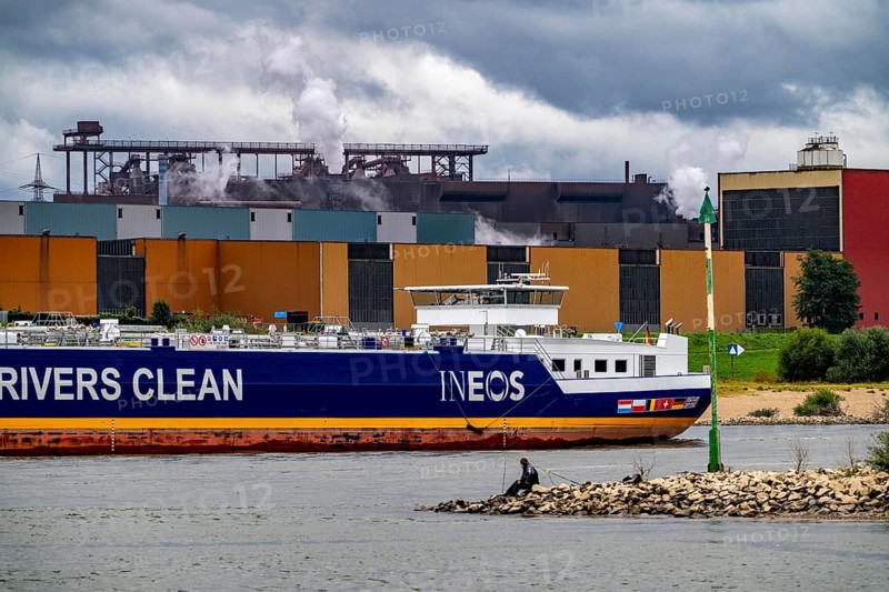 Thyssenkrupp Steel steelworks in Duisburg-Bruckhausen, thyssenkrupp Steel Europe AG, hot strip mill II Rhine, cargo ship Onion from Ineos, transporting butane gas, Duisburg, North Rhine-Westphalia, Germany, Europe
