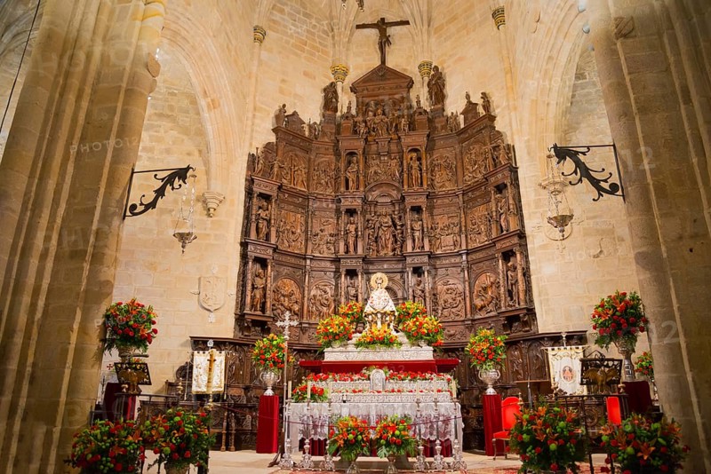 Magnificently decorated religious altar with flowers, Cathedral, Cathedral, Iglesia de Santa Maria, Old Town, Co-Cathedral of Santa María de Cáceres, Cáceres, Caceres, Extremadura, Spain, Europe