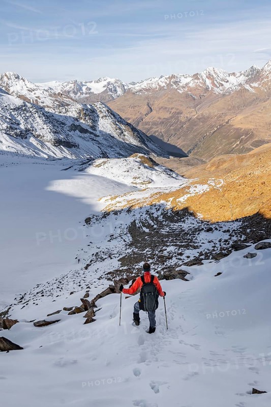 Mountaineers descending from Ramoljoch in the snow, mountain panorama in autumn with Spiegelferner glacier, view of the Weißkamm, Ötztal Alps, Tyrol, Austria, Europe
