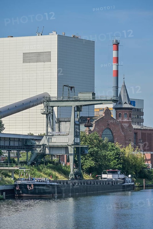 Unloading of a coal steamer, Moabit thermal power station, Berlin-Spandauer Schifffahrtskanal, Friedrich-Krause-Ufer, Moabit, Berlin, Germany, Europe
