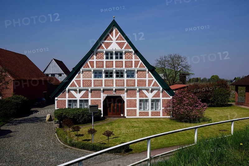 Deutschland, Niedersachsen, Steinkirchen, Bauernhaus mit Holzfachwerk