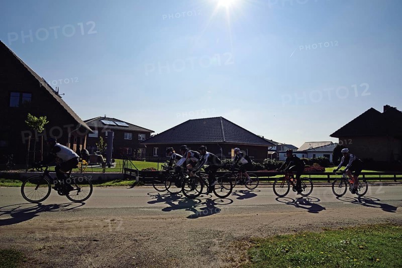 Radfahrer, Gruppe, Landstraße, Gegenlicht