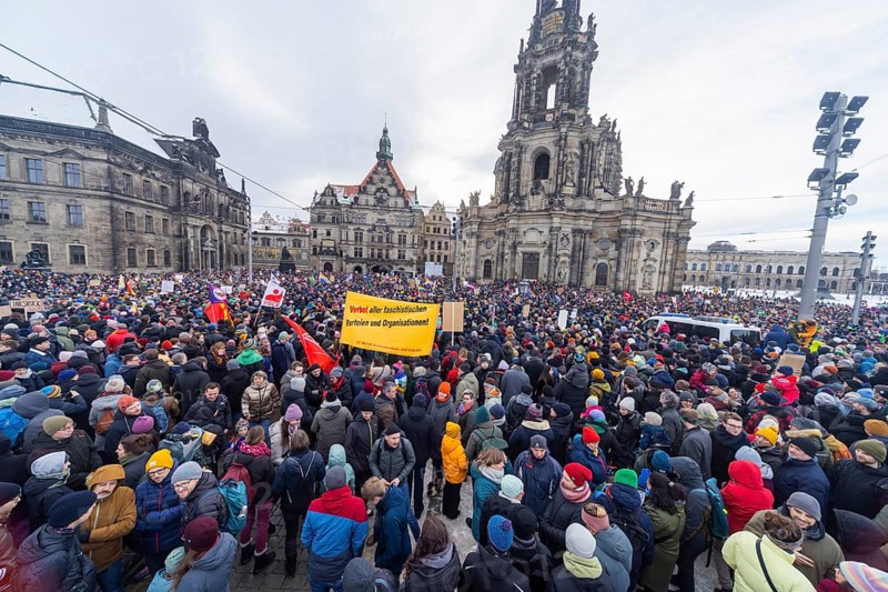 Several thousand people protested on Sunday in Dresden and elsewhere, against the AfD and in favour of democracy. Similar demonstrations have been taking place in many German cities for days. Between 25, 000 and 40, 000 participants were estimated. The Schlossplatz is filled with a crowd, Dresden, Saxony, Germany, Europe
