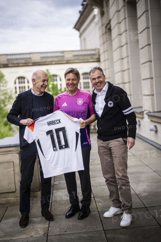Berlin, 10.04.2024. Federal Minister and Vice-Chancellor Robert Habeck (Alliance 90/The Greens) meets the DFB leadership (Bernd Neuendorf and Andreas Rettig) for talks at the Ministry of Economic Affairs