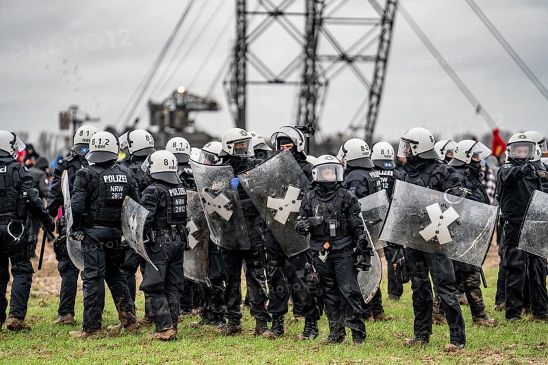Violent clashes between thousands of demonstrators and the police, after a demonstration against the demolition of the brown coal village of Lützerath, the demonstration participants try to get to the rest of the village, Lützerah, and storm it, the police prevent this with a large contingent of forces, Erkelenz, North Rhine-Westphalia, Germany, Europe