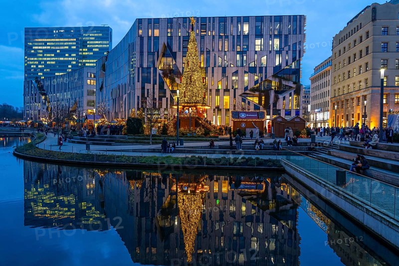 Christmas market, at the Kö-Bogen shopping centre, in the city centre of Düsseldorf, at the back left the Dreischeibenhaus, North Rhine-Westphalia, Germany, Europe